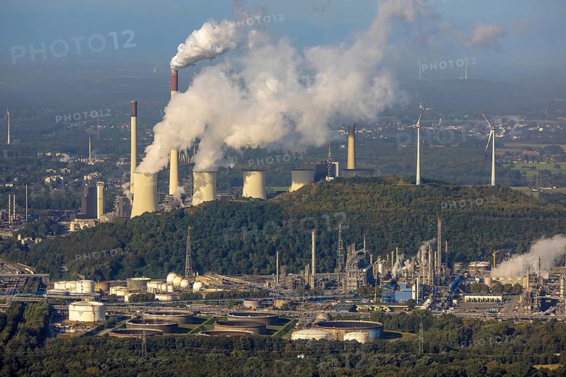 Aerial view, Smoking chimneys and cooling towers at Uniper power plant Scholven and Ruhr oil refinery Scholven in the district Scholven in Gelsenkirchen, Ruhr area, North Rhine-Westphalia, Germany, DE, Europe, Gelsenkirchen, commercial enterprises, commercial area, commercial site, commercial use, industrial area, industrial site, power plant, aerial view, aerial photography, aerial photography, overview, bird's-eye view, bird's-eye view, overview, oil refinery