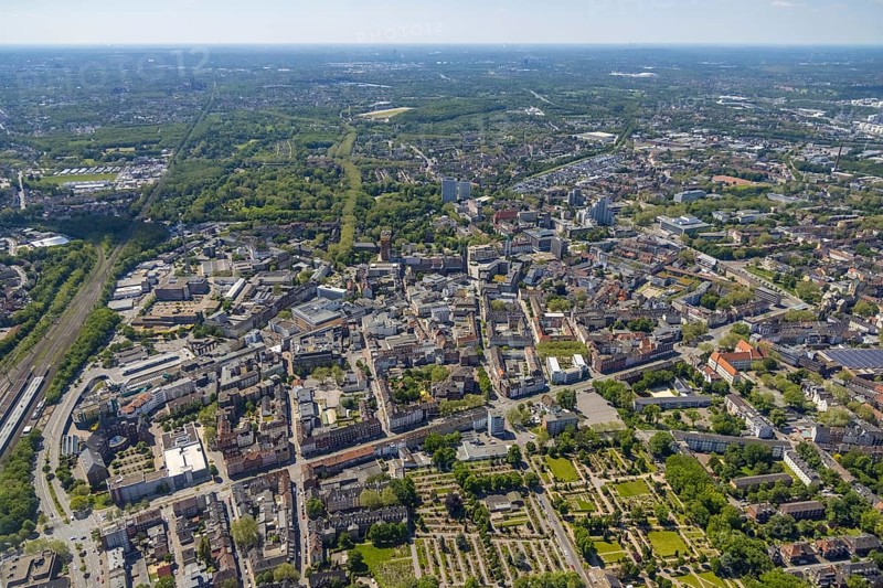 Aerial view, main centre Gelsenkirchen-Mitte, City Gelsenkirchen, Bahnhofstraße, market place, retail centre, Schalke, Gelsenkirchen, Ruhr area, North Rhine-Westphalia, Germany, DE, Europe, birds-eyes view, aerial view, aerial photography, aerial photography, overview, overview, bird's eye view, retail centres of the city of Gelsenkirchen, shopping street, district