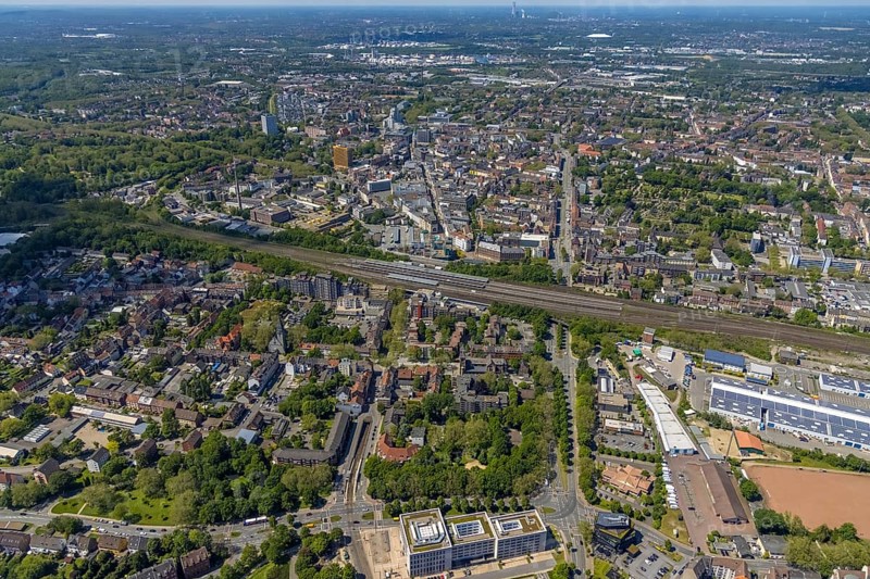 Aerial view, main centre Gelsenkirchen-Mitte, City Gelsenkirchen, Bahnhofstraße, market place, retail centre, Schalke, Gelsenkirchen, Ruhr area, North Rhine-Westphalia, Germany, DE, Europe, birds-eyes view, aerial view, aerial photography, aerial photography, overview, overview, bird's eye view, retail centres of the city of Gelsenkirchen, shopping street, district