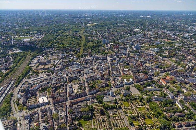 Aerial view, main centre Gelsenkirchen-Mitte, City Gelsenkirchen, Bahnhofstraße, market place, retail centre, Schalke, Gelsenkirchen, Ruhr area, North Rhine-Westphalia, Germany, DE, Europe, birds-eyes view, aerial view, aerial photography, aerial photography, overview, overview, bird's eye view, retail centres of the city of Gelsenkirchen, shopping street, district