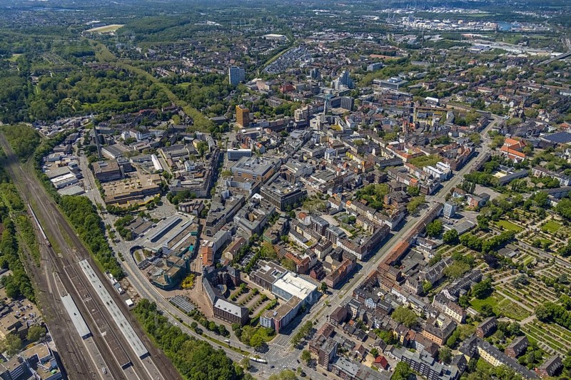Aerial view, main centre Gelsenkirchen-Mitte, City Gelsenkirchen, Bahnhofstraße, market place, retail centre, Schalke, Gelsenkirchen, Ruhr area, North Rhine-Westphalia, Germany, DE, Europe, birds-eyes view, aerial view, aerial photography, aerial photography, overview, overview, bird's eye view, retail centres of the city of Gelsenkirchen, shopping street, district