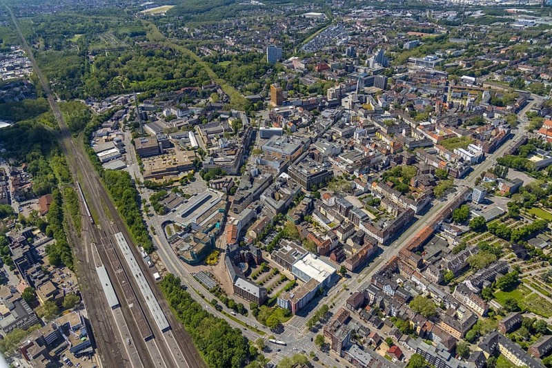 Aerial view, main centre Gelsenkirchen-Mitte, City Gelsenkirchen, Bahnhofstraße, market place, retail centre, Schalke, Gelsenkirchen, Ruhr area, North Rhine-Westphalia, Germany, DE, Europe, birds-eyes view, aerial view, aerial photography, aerial photography, overview, overview, bird's eye view, retail centres of the city of Gelsenkirchen, shopping street, district