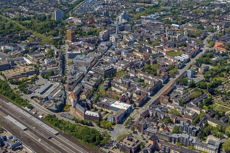 Aerial view, main centre Gelsenkirchen-Mitte, City Gelsenkirchen, Bahnhofstraße, market place, retail centre, Schalke, Gelsenkirchen, Ruhr area, North Rhine-Westphalia, Germany, DE, Europe, birds-eyes view, aerial view, aerial photography, aerial photography, overview, overview, bird's eye view, retail centres of the city of Gelsenkirchen, shopping street, district
