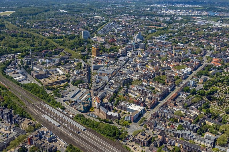 Aerial view, main centre Gelsenkirchen-Mitte, City Gelsenkirchen, Bahnhofstraße, market place, retail centre, Schalke, Gelsenkirchen, Ruhr area, North Rhine-Westphalia, Germany, DE, Europe, birds-eyes view, aerial view, aerial photography, aerial photography, overview, overview, bird's eye view, retail centres of the city of Gelsenkirchen, shopping street, district