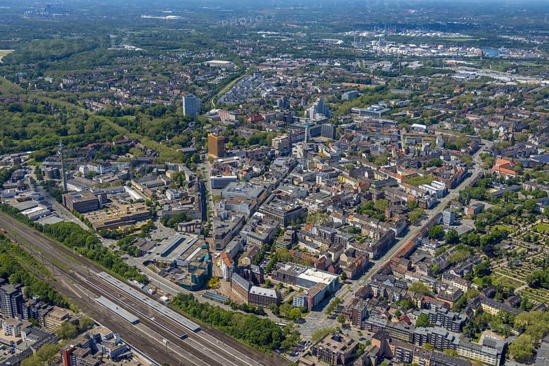 Aerial view, main centre Gelsenkirchen-Mitte, City Gelsenkirchen, Bahnhofstraße, market place, retail centre, Schalke, Gelsenkirchen, Ruhr area, North Rhine-Westphalia, Germany, DE, Europe, birds-eyes view, aerial view, aerial photography, aerial photography, overview, overview, bird's eye view, retail centres of the city of Gelsenkirchen, shopping street, district