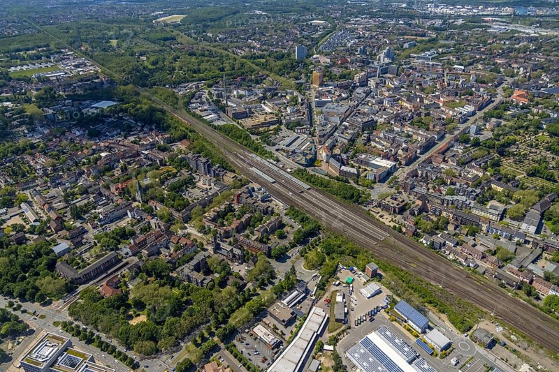 Aerial view, main centre Gelsenkirchen-Mitte, City Gelsenkirchen, Bahnhofstraße, market place, retail centre, Schalke, Gelsenkirchen, Ruhr area, North Rhine-Westphalia, Germany, DE, Europe, birds-eyes view, aerial view, aerial photography, aerial photography, overview, overview, bird's eye view, retail centres of the city of Gelsenkirchen, shopping street, district