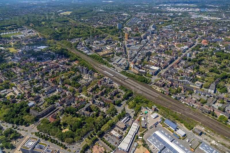 Aerial view, main centre Gelsenkirchen-Mitte, City Gelsenkirchen, Bahnhofstraße, market place, retail centre, Schalke, Gelsenkirchen, Ruhr area, North Rhine-Westphalia, Germany, DE, Europe, birds-eyes view, aerial view, aerial photography, aerial photography, overview, overview, bird's eye view, retail centres of the city of Gelsenkirchen, shopping street, district