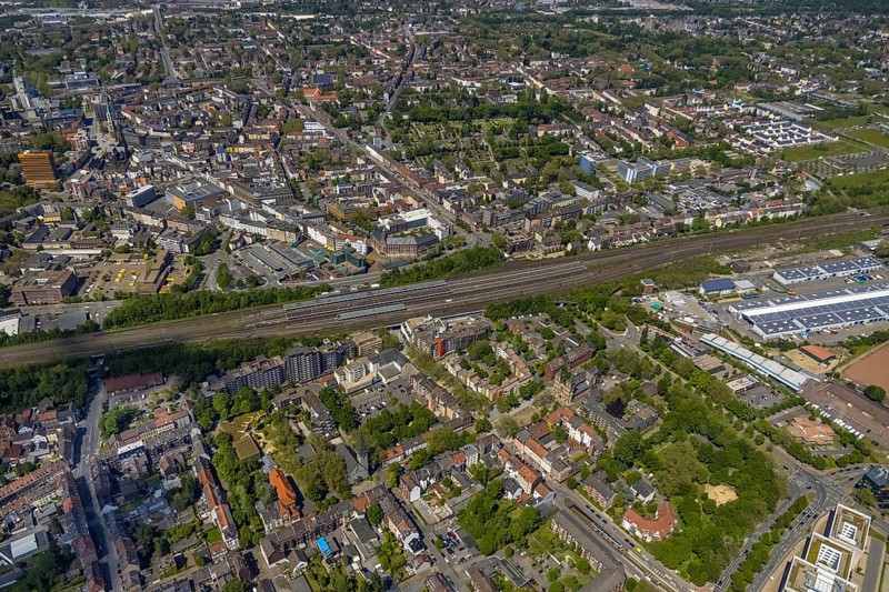 Aerial view, main centre Gelsenkirchen-Mitte, City Gelsenkirchen, Bahnhofstraße, market place, retail centre, Schalke, Gelsenkirchen, Ruhr area, North Rhine-Westphalia, Germany, DE, Europe, birds-eyes view, aerial view, aerial photography, aerial photography, overview, overview, bird's eye view, retail centres of the city of Gelsenkirchen, shopping street, district