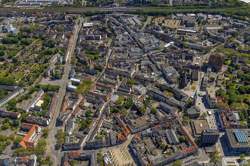Aerial view, main centre Gelsenkirchen-Mitte, City Gelsenkirchen, Bahnhofstraße, market place, retail centre, Schalke, Gelsenkirchen, Ruhr area, North Rhine-Westphalia, Germany, DE, Europe, birds-eyes view, aerial view, aerial photography, aerial photography, overview, overview, bird's eye view, retail centres of the city of Gelsenkirchen, shopping street, district