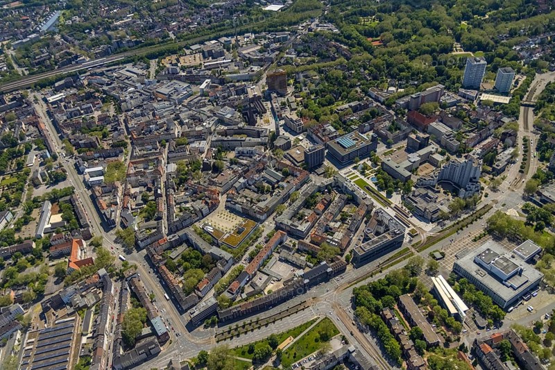 Aerial view, main centre Gelsenkirchen-Mitte, City Gelsenkirchen, Bahnhofstraße, market place, retail centre, Schalke, Gelsenkirchen, Ruhr area, North Rhine-Westphalia, Germany, DE, Europe, birds-eyes view, aerial view, aerial photography, aerial photography, overview, overview, bird's eye view, retail centres of the city of Gelsenkirchen, shopping street, district