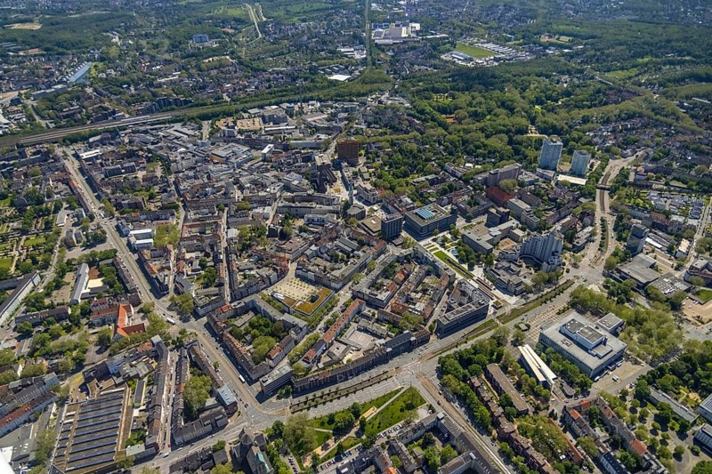 Aerial view, main centre Gelsenkirchen-Mitte, City Gelsenkirchen, Bahnhofstraße, market place, retail centre, Schalke, Gelsenkirchen, Ruhr area, North Rhine-Westphalia, Germany, DE, Europe, birds-eyes view, aerial view, aerial photography, aerial photography, overview, overview, bird's eye view, retail centres of the city of Gelsenkirchen, shopping street, district