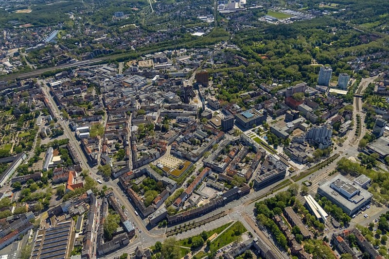 Aerial view, main centre Gelsenkirchen-Mitte, City Gelsenkirchen, Bahnhofstraße, market place, retail centre, Schalke, Gelsenkirchen, Ruhr area, North Rhine-Westphalia, Germany, DE, Europe, birds-eyes view, aerial view, aerial photography, aerial photography, overview, overview, bird's eye view, retail centres of the city of Gelsenkirchen, shopping street, district