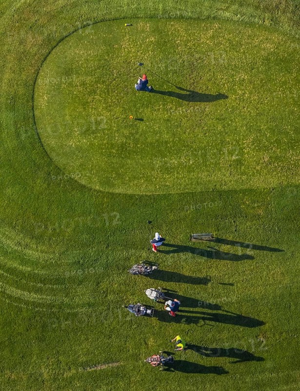 Aerial view, golf course golf club Schloss Horst and golf player on the green in the district Horst in Gelsenkirchen, Ruhr area, North Rhine-Westphalia, Germany, DE, Europe, Gelsenkirchen, golf, golf course, golf player, golf meadow, aerial view, aerial photography, aerial photography, sports, overview, bird's-eye view, overview