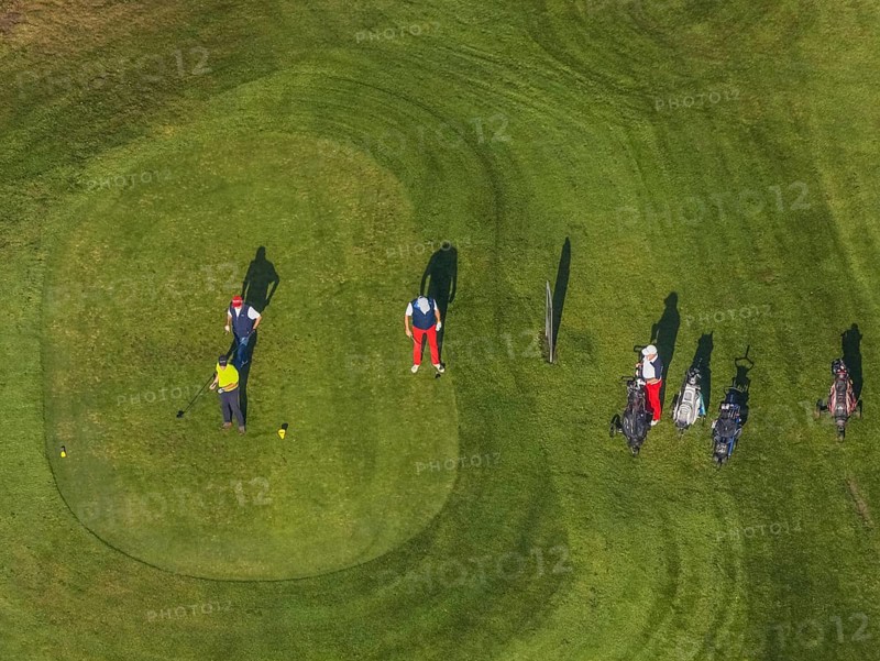 Aerial view, golf course golf club Schloss Horst and golf player on the green in the district Horst in Gelsenkirchen, Ruhr area, North Rhine-Westphalia, Germany, DE, Europe, Gelsenkirchen, golf, golf course, golf player, golf meadow, aerial view, aerial photography, aerial photography, sports, overview, bird's-eye view, overview