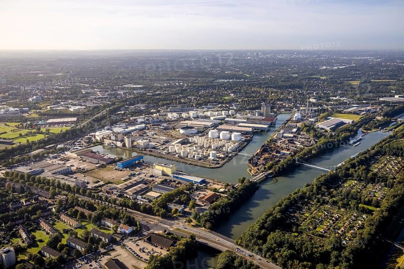 Aerial view, city harbour Gelsenkirchen in the district Schalke-Nord in Gelsenkirchen, Ruhr area, North Rhine-Westphalia, Germany, inland harbour, DE, Europe, Gelsenkirchen, commercial enterprises, commercial area, commercial use, harbour, harbour basin, harbour area, harbour overview, industrial plants, industrial area, industrial location, aerial view, aerial photography, aerial photography, overview, bird's-eye view, bird's-eye view, overview