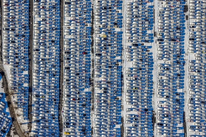 Aerial photo, CAT Automobillogistik Essen, Essen-Katernberg, Essen, Ruhr area, North Rhine-Westphalia, Germany, DE, Europe, shapes and colours, storage, logistics, logistics service, logistics service provider, logistics provider, aerial photo, aerial photography, aerial photography, snow, transport, transport service, overview, bird's eye view, winter, birds-eyes view, overview, car dump in winter, rows of cars, different coloured cars, car lot