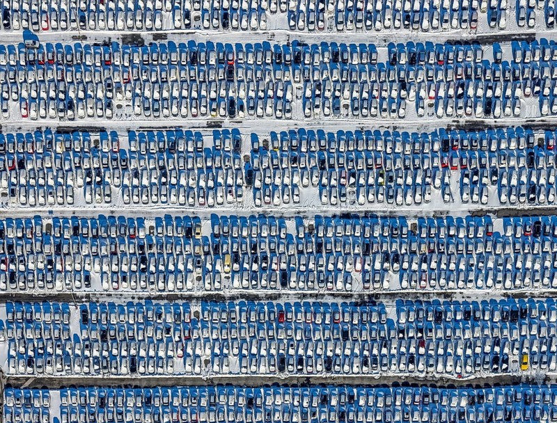 Aerial photo, Essen-Katernberg, Essen, Ruhr area, North Rhine-Westphalia, Germany, DE, Europe, shapes and colours, storage, logistics, logistics service, logistics service provider, logistics provider, aerial photo, aerial photography, aerial photography, snow, transport, transport service, overview, bird's-eye view, winter, birds-eyes view, overview, car dump in winter, rows of cars, different coloured cars, car park