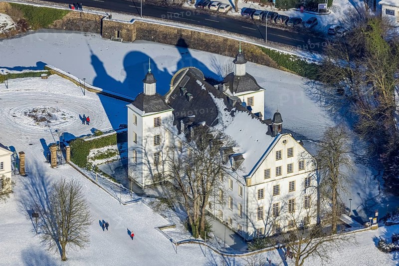 Aerial view, Borbeck Castle in winter landscape, Borbeck-Mitte, Essen, Ruhr area, North Rhine-Westphalia, Germany, DE, Europe, manor house, aerial view, aerial photography, aerial photography, park, castle, castle grounds, Schlossstraße, snow, overview, bird's-eye view, moated castle, winter, birds-eyes view, overview