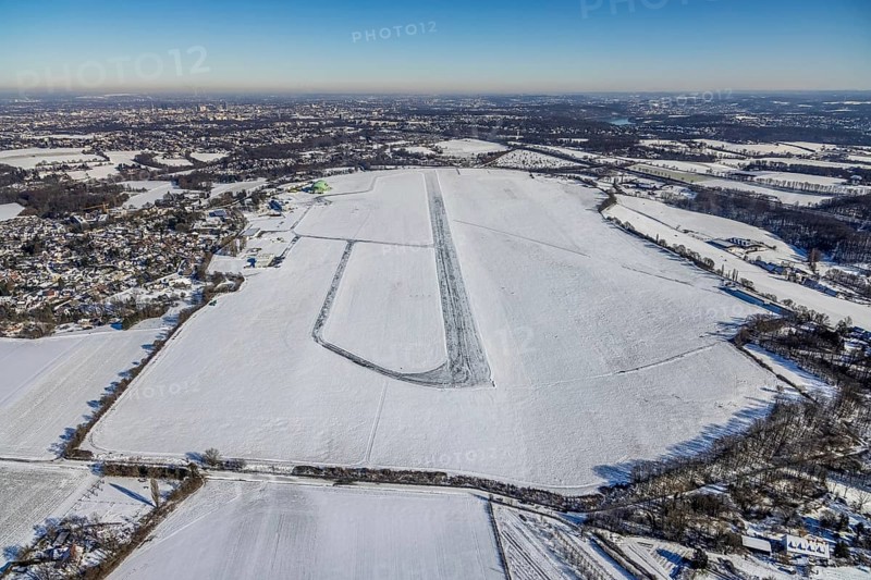 Aerial photo, Airport Essen / Mülheim in winter, Haarzopf, Essen, Ruhr area, North Rhine-Westphalia, Germany, DE, Europe, flight emission, airport, aircraft noise, airfield, runway, aerial photo, aerial photography, aerial photography, Mülheim an der Ruhr, snow, runway, overview, bird's eye view, winter, birds-eyes view, overview