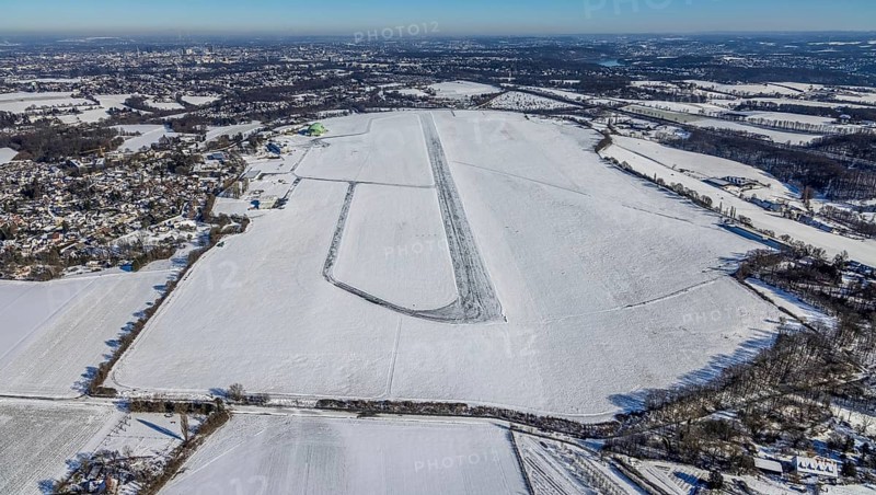 Aerial photo, Airport Essen / Mülheim in winter, Haarzopf, Essen, Ruhr area, North Rhine-Westphalia, Germany, DE, Europe, flight emission, airport, aircraft noise, airfield, runway, aerial photo, aerial photography, aerial photography, Mülheim an der Ruhr, snow, runway, overview, bird's eye view, winter, birds-eyes view, overview