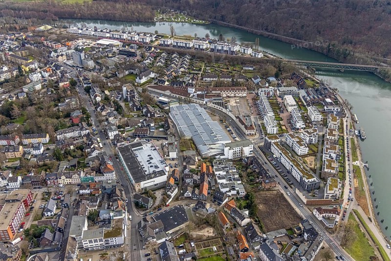 Aerial view, Ruhrbogen Kettwig, residential area at Kettwiger Ruhrbogen, river Ruhr with railway bridge Kettwig, former worsted spinning mill Scheidt, Kettwig, Essen, Ruhr area, North Rhine-Westphalia, Germany, DE, Europe, distant view, property tax, real estate, Kettwiger See, aerial view, aerial photography, aerial photography, overview, bird's eye view, housing estate, living and life, residential area, residential buildings, residential quality, housing estate, birds-eyes view, overview