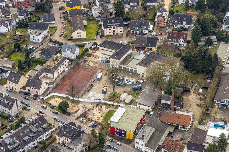 Aerial photo, school on the Ruhr, Kettwig, Essen, Ruhr area, North Rhine-Westphalia, Germany, education, educational institution, DE, Europe, kindergarten, day-care centre, day-care centre for children, educational institute, aerial photo, aerial photography, aerial photography, Mintarder Weg, chimney, school, sports field, overview, bird's-eye view, overview