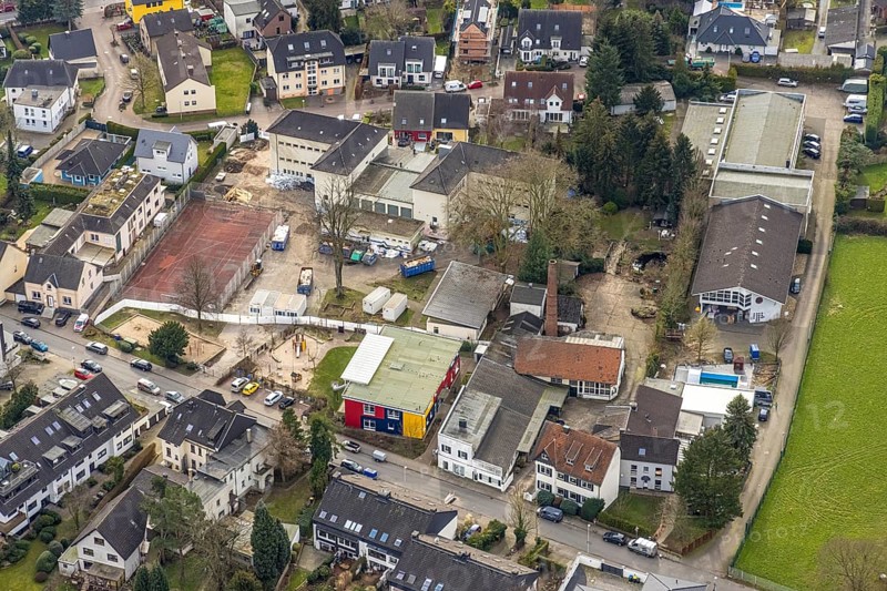 Aerial view, school on the Ruhr, Kindergarten Mintarder Weg e.V., Kettwig, Essen, Ruhr area, North Rhine-Westphalia, Germany, education, educational institution, DE, Europe, kindergarten, day care centre, day nursery, educational institute, aerial photograph, aerial photography, aerial photography, Mintarder Weg, chimney, school, sports field, overview, bird's eye view, birds-eyes view, overview