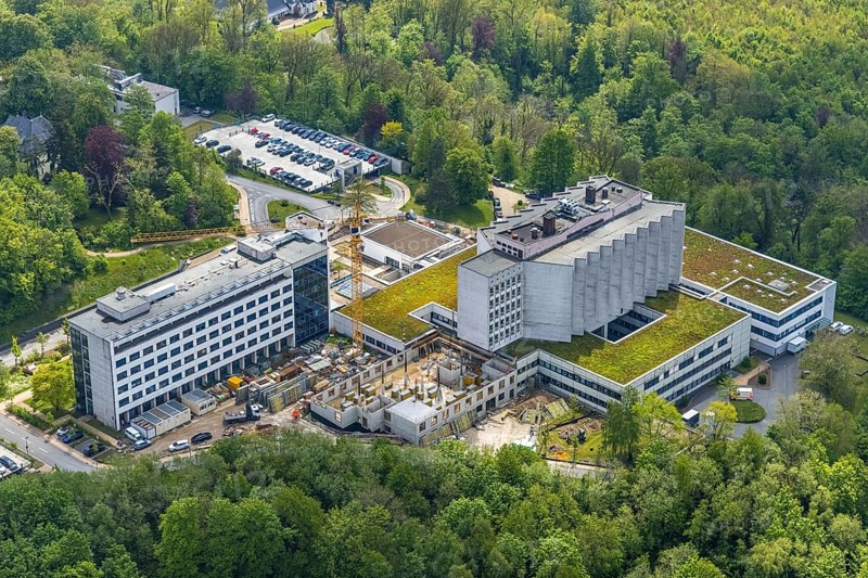 Aerial view, Ruhrlandklinik with construction site, Essen-Heidhausen, Essen, Ruhr area, North Rhine-Westphalia, Germany, construction work, construction area, construction site, building plots, construction crane, construction measure, construction project, construction site, DE, Europe, specialist clinic, healthcare, hospital, clinic, clinic centre, hospital, aerial photograph, aerial photography, aerial photography, medical facility, medical aid, new building, emergency service, Tüschener Weg, overview, bird's eye view, birds-eyes view, overview, medical care