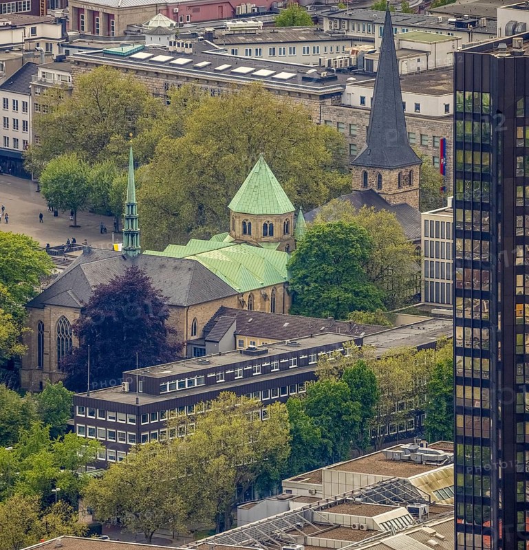 Aerial view, city hall and Essen Cathedral, city centre, Essen, Ruhr area, North Rhine-Westphalia, Germany, place of worship, authority, episcopal church, DE, cathedral, Essen Minster, Europe, religious community, place of worship, sacred site, cathedral church, church, church community, denomination, aerial view, aerial photography, aerial photography, city hall, religion, religious site, overview, bird's-eye view, overview