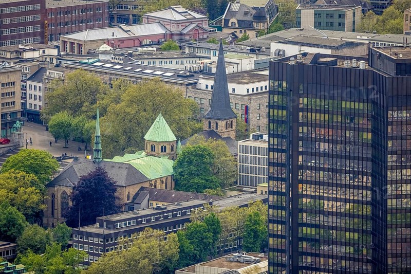 Aerial view, city hall and Essen Cathedral, city centre, Essen, Ruhr area, North Rhine-Westphalia, Germany, place of worship, authority, episcopal church, DE, cathedral, Essen Minster, Europe, religious community, place of worship, sacred site, cathedral church, church, church community, denomination, aerial view, aerial photography, aerial photography, city hall, religion, religious site, overview, bird's-eye view, overview