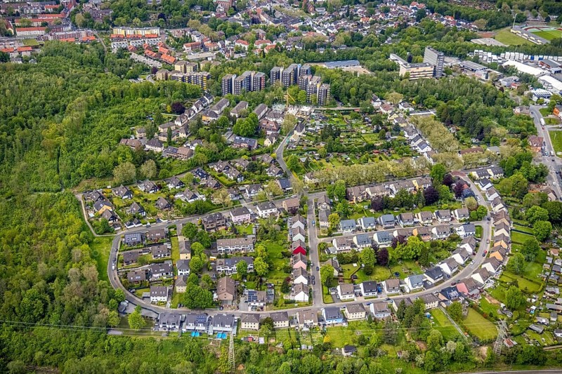 Aerial view, housing estate Rüggenkamp, Honigmannstraße, Essen-Stoppenberg, Essen, Ruhr area, North Rhine-Westphalia, Germany, DE, single-family homes, Europe, property tax, Hangetal, high-rise buildings, real estate, aerial photography, aerial photography, aerial view, overview, bird's-eye view, residential estate, living and living, residential area, residential buildings, quality of life, residential neighbourhood, housing estate, birds-eyes view, green lung, overview