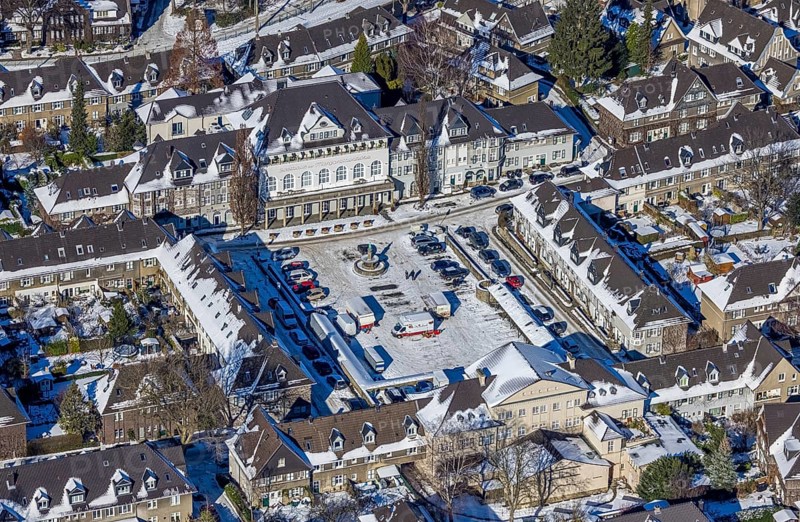 Aerial view, garden city Margarethenhöhe, Kleiner Markt, Gasthaus zur Margarethenhöhe, Essen, Ruhr area, North Rhine-Westphalia, Germany, DE, Europe, property tax, real estate, aerial view, aerial photography, aerial photography, Margarethe Krupp Foundation, market place, snow, housing estate, overview, bird's eye view, winter, housing estate, housing and living, residential area, residential buildings, quality of living, residential neighbourhood, housing estate, birds-eyes view, people-friendly living, overview