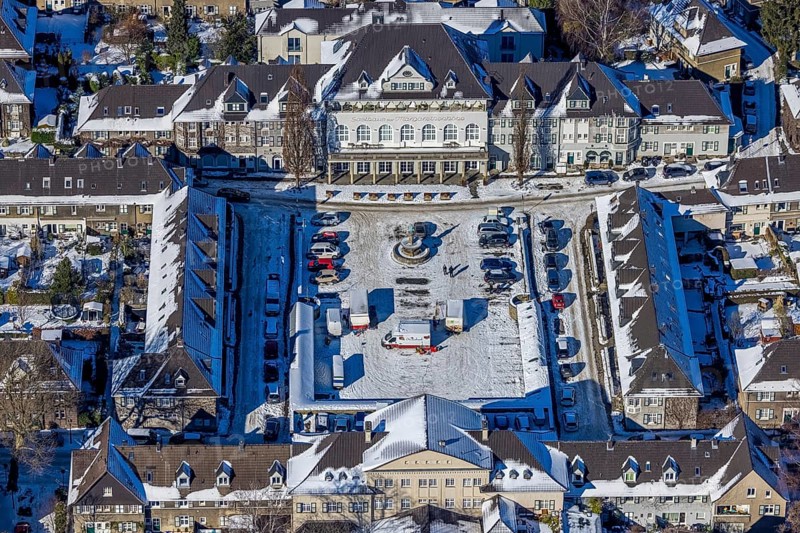 Aerial view, garden city Margarethenhöhe, Kleiner Markt, Gasthaus zur Margarethenhöhe, Essen, Ruhr area, North Rhine-Westphalia, Germany, DE, Europe, property tax, real estate, aerial view, aerial photography, aerial photography, Margarethe Krupp Foundation, market place, snow, housing estate, overview, bird's eye view, winter, housing estate, housing and living, residential area, residential buildings, quality of living, residential neighbourhood, housing estate, birds-eyes view, people-friendly living, overview