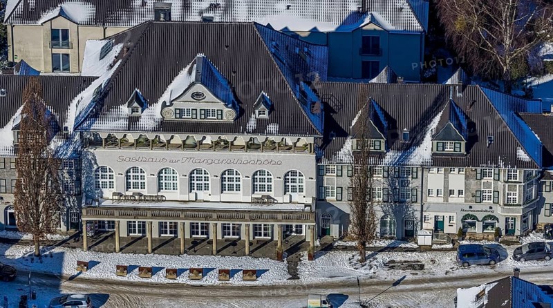 Aerial view, garden city Margarethenhöhe, Gasthaus zur Margarethenhöhe, Essen, Ruhr area, North Rhine-Westphalia, Germany, DE, Europe, property tax, real estate, aerial view, aerial photography, aerial photography, Margarethe Krupp Foundation, snow, housing estate, overview, bird's-eye view, winter, housing estate, housing and living, residential area, residential buildings, quality of living, residential neighbourhood, housing estate, birds-eyes view, people-friendly living, overview