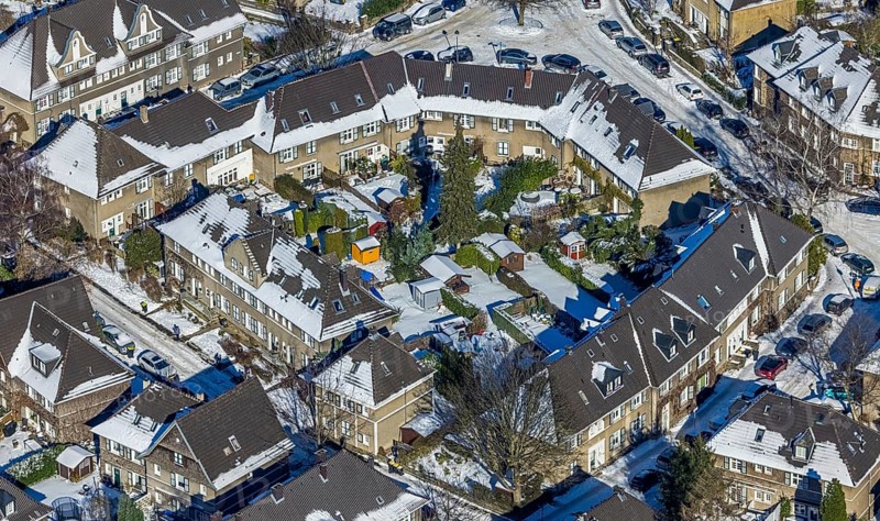 Aerial view, Margarethenhöhe, residential buildings Stiller Weg corner Hoher Weg, gazebos, Essen, Ruhr area, North Rhine-Westphalia, Germany, DE, Europe, property tax, real estate, aerial view, aerial photography, aerial photography, snow, overview, bird's-eye view, winter, housing estate, residential area, residential buildings, residential quality, residential neighbourhood, housing estate, birds-eyes view, overview