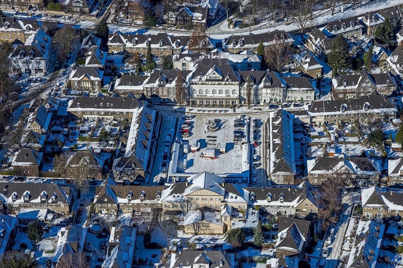Aerial view, garden city Margarethenhöhe, Kleiner Markt, Gasthaus zur Margarethenhöhe, Essen, Ruhr area, North Rhine-Westphalia, Germany, DE, Europe, property tax, real estate, aerial view, aerial photography, aerial photography, Margarethe Krupp Foundation, market place, snow, housing estate, overview, bird's eye view, winter, housing estate, housing and living, residential area, residential buildings, quality of living, residential neighbourhood, housing estate, birds-eyes view, people-friendly living, overview