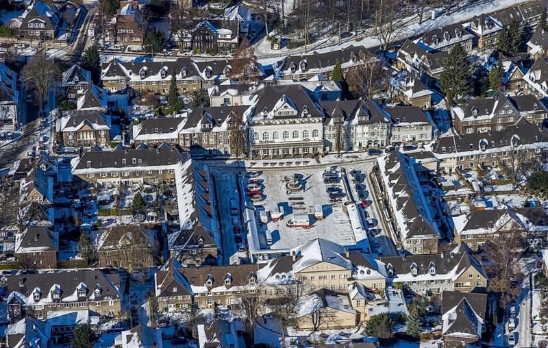 Aerial view, garden city Margarethenhöhe, Kleiner Markt, Gasthaus zur Margarethenhöhe, Essen, Ruhr area, North Rhine-Westphalia, Germany, DE, Europe, property tax, real estate, aerial view, aerial photography, aerial photography, Margarethe Krupp Foundation, market place, snow, housing estate, overview, bird's eye view, winter, housing estate, housing and living, residential area, residential buildings, quality of living, residential neighbourhood, housing estate, birds-eyes view, people-friendly living, overview