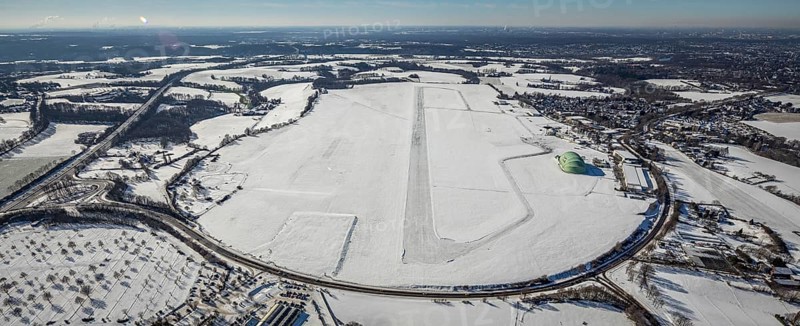 Aerial photo, Airport Essen / Mülheim in winter, Haarzopf, Essen, Ruhr area, North Rhine-Westphalia, Germany, DE, Europe, flight emission, airport, aircraft noise, airfield, runway, aerial photo, aerial photography, aerial photography, snow, runway, overview, bird's eye view, winter, birds-eyes view, overview