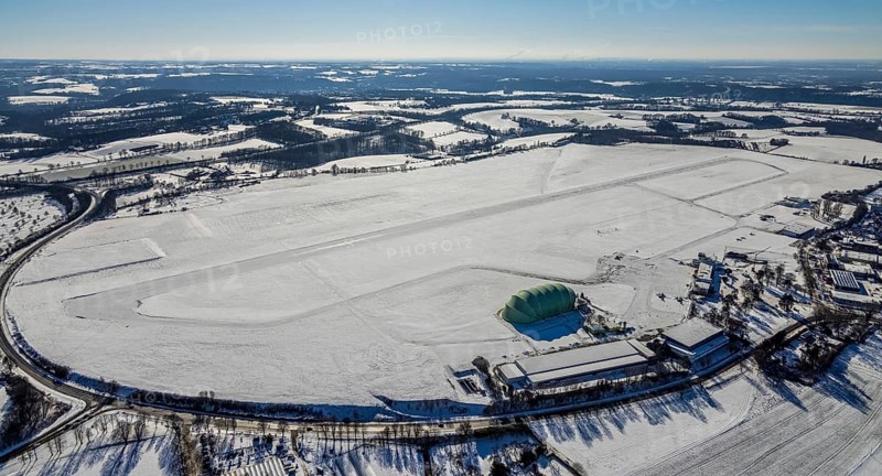 Aerial photo, Airport Essen / Mülheim in winter, Haarzopf, Essen, Ruhr area, North Rhine-Westphalia, Germany, DE, Europe, flight emission, airport, aircraft noise, airfield, runway, aerial photo, aerial photography, aerial photography, snow, runway, overview, bird's eye view, winter, birds-eyes view, overview