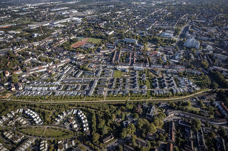 Aerial view, terraced house housing estate between Feldahornstraße and Rheinische Straße as well as Robert-Geritzmann-Höfe in semicircle in the district Feldmark in Gelsenkirchen, Ruhr area, North Rhine-Westphalia, Germany, DE, Europe, Gelsenkirchen, property tax, real estate, aerial view, aerial photography, aerial photography, overview, bird's eye view, housing estate, housing and living, residential area, residential buildings, housing quality, residential neighbourhood, housing estate, birds-eyes view, overview