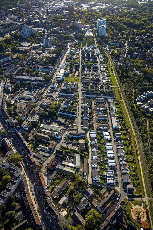 Aerial view, terraced house housing estate between Feldahornstraße and Rheinische Straße in the district Feldmark in Gelsenkirchen, Ruhr area, North Rhine-Westphalia, Germany, DE, Europe, Gelsenkirchen, property tax, real estate, aerial view, aerial photography, aerial photography, overview, bird's-eye view, housing estate, housing and living, residential area, residential buildings, quality of living, residential neighbourhood, housing estate, birds-eyes view, overview