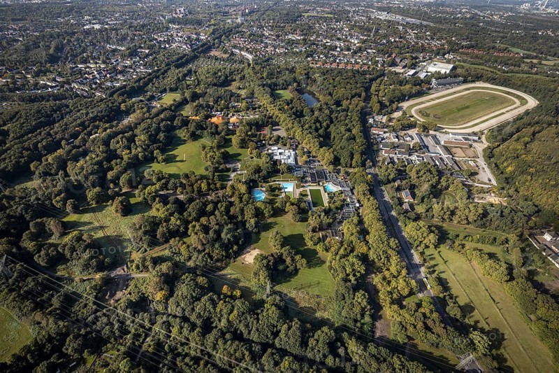 Aerial view, GelsenTrabPark trotting track and Revierpark Nienhausen in the district Feldmark in Gelsenkirchen, Ruhr area, North Rhine-Westphalia, Germany, DE, Europe, Gelsenkirchen, Gesundheitspark Nienhausen, aerial view, aerial photography, aerial photography, racecourse, trotting track, overview, bird's-eye view, overview