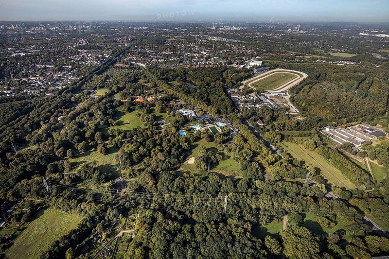 Aerial view, GelsenTrabPark trotting track and Revierpark Nienhausen in the district Feldmark in Gelsenkirchen, Ruhr area, North Rhine-Westphalia, Germany, DE, Europe, Gelsenkirchen, Gesundheitspark Nienhausen, aerial view, aerial photography, aerial photography, racecourse, trotting track, overview, bird's-eye view, overview