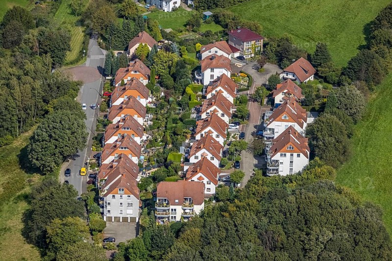 Aerial view, terraced house housing estate Kämpershausweg and Narzissenweg in the district Altenvoerde in Ennepetal, Ruhr area, North Rhine-Westphalia, Germany, DE, Ennepetal, Europe, property tax, real estate, aerial view, aerial photography, aerial photography, overview, bird's-eye view, housing estate, living and living, residential area, residential buildings, quality of living, residential neighbourhood, housing estate, birds-eyes view, overview