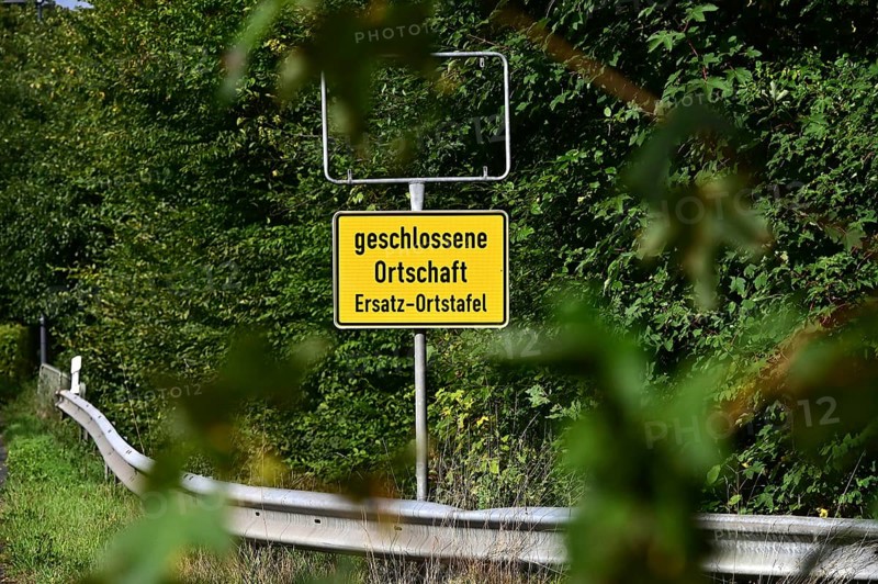 Instead of the usual town entrance sign in the Burbach district of Würgendorf or Wasserscheide, a replacement town sign has been installed