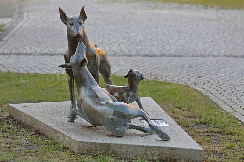 Sculpture Dobermann by Kerstin Stöckel 2019, memorial to breeder of dog breed and namesake Karl Friedrich Louis Dobermann, three playing dog figures, bronze sculpture, modern art, dog breeding, Apolda, Thuringia, Germany