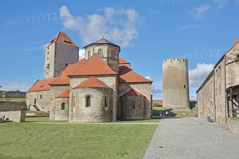 Inner courtyard with martyr's tower, Romanesque castle chapel built in the 10th century and Dicker Heinrich, towers, fortress, castle, Querfurt, Romanesque Road, Saxony-Anhalt, Germany