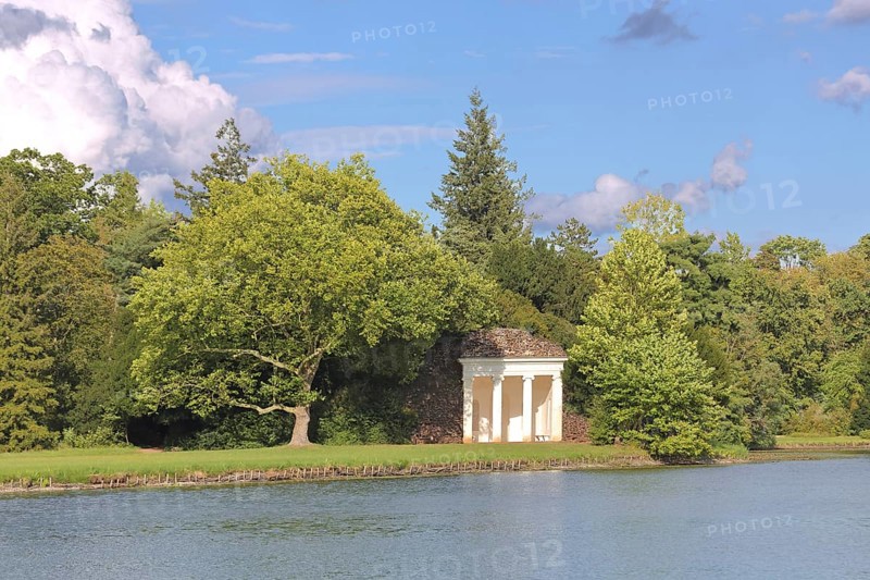 Classicist temple on the shore of Lake Wörlitz, landscape, UNESCO, landscape park, Dessau-Wörlitz Garden Kingdom, Wörlitz, Saxony-Anhalt, Germany