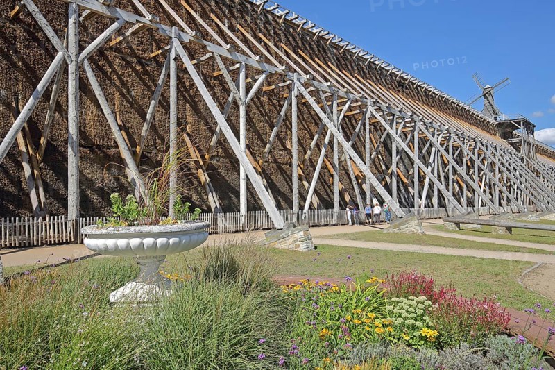 Graduation tower, wooden construction, wooden beams, flower bed, brine park, spa gardens, Bad Salzelmen, Schönebeck, Saxony-Anhalt, Germany