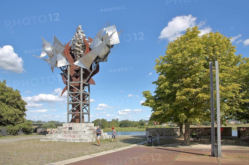 Sculpture Salt Flower by Anders Nyborg 1997, landmark, symbol for salt crystal, salt, stainless steel, iron, modern art, abstract art, large sculpture, Salzblumenplatz, Schönebeck, Saxony-Anhalt, Germany